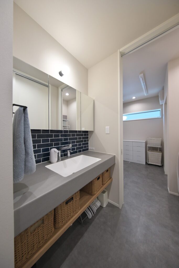 格子天井の家｜吹き抜けリビングが広がる住まい