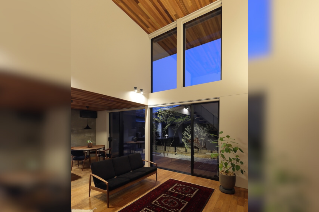 大開口窓越しに中庭を望む開放的な空間