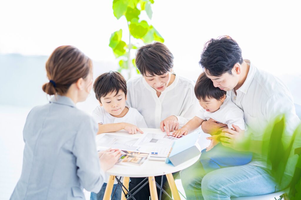 制度について説明を受ける家族